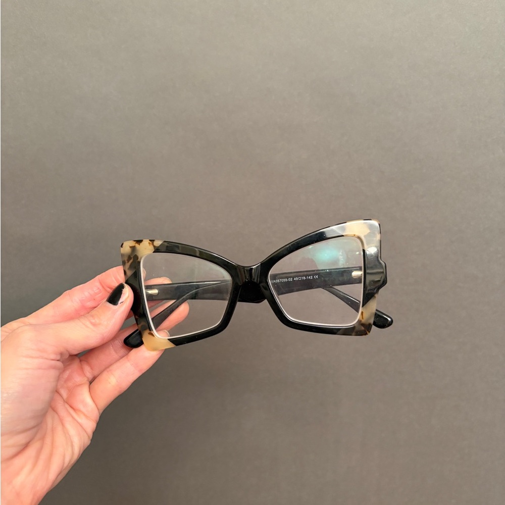 Stylish Tortoiseshell Women's Glasses without lenses